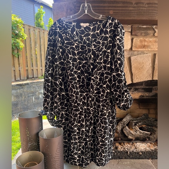 Elegant Black and White Patterned Loft Jumper - Picture 2 of 4